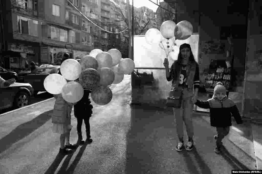 У Майи Чхалидзе была очевидный повод для фотографий. "Первого марта мы отмечали день рождения моей дочери. Возможно, вашей аудитории это неинтересно, но для меня это часть лучшей истории моей жизни".