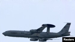 Самолет-разведчик AWACS взлетает с авиабазы на Сицилии. 18 марта, 2011.