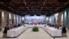 Міністр закордонних справ Туреччини Хакан Фідан (в центрі), російська делегація (праворуч) та українська делегація (ліворуч) під час зустрічі в рамках українсько-російських мирних переговорів, 16 травня 2025 року