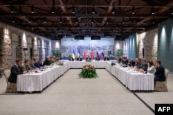 Ось так виглядали переговори делегацій України та Росії в Стамбулі за турецького посередництва 16 травня 2025 року. Ліворуч – українська делегація, праворуч – російська, турецькі посередники – в центрі