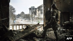 Російські військові в зруйнованому Маріуполі, архівне фото, 12 квітня 2022 року