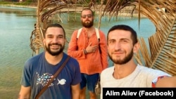 Крымчане Денис Мацола (слева), Максим Осадчук и Алим Алиев (справа) на Гоа, Индия