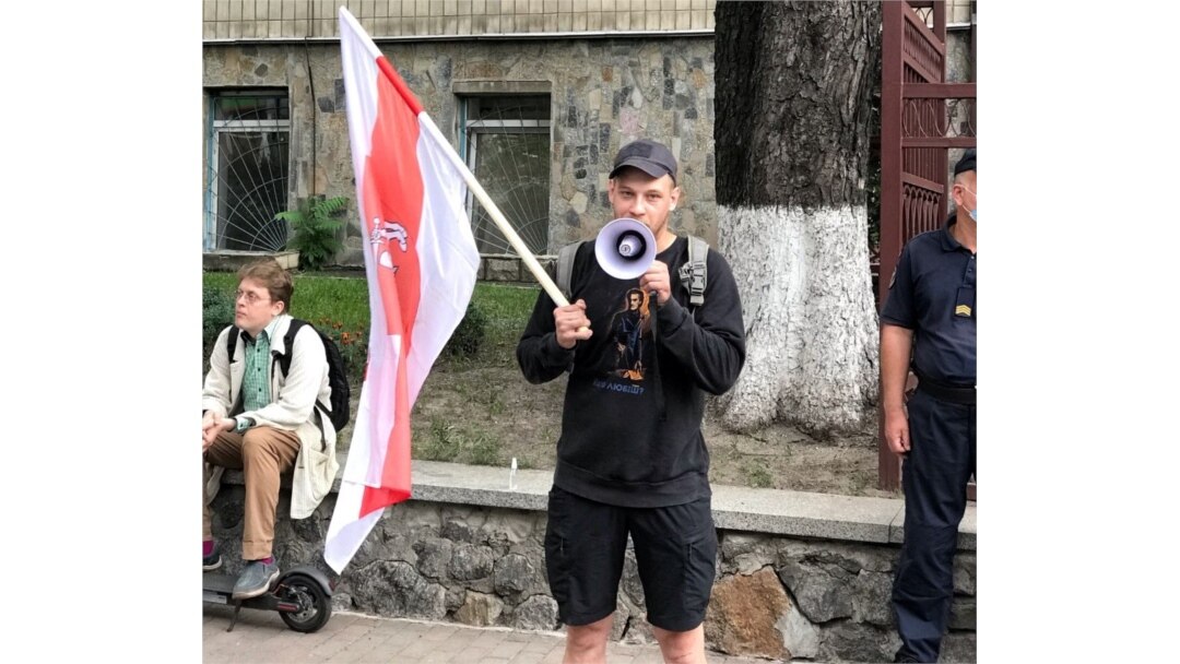 Громадський активіст Ян Мельников під час акції біля посольства Білорусі в Україні. Київ, 10 серпня 2020 року