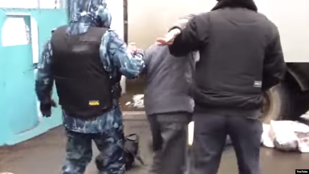 Скриншот видео о прибытии заключенных в колонию. Иллюстративное фото.