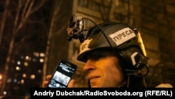 Корреспондент Радіо Свобода Андрей Дубчак во время прямой трансляции с пикета под Генеральной прокуратурой Украины (фото: Ivan Marunych), декабрь 2013 года