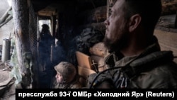 Військовослужбовці 93-ї ОМБр «Холодний Яр» ЗСУ ведуть спостереження за російськими дронами на позиції в Костянтинівці, 24 квітня 2025 року