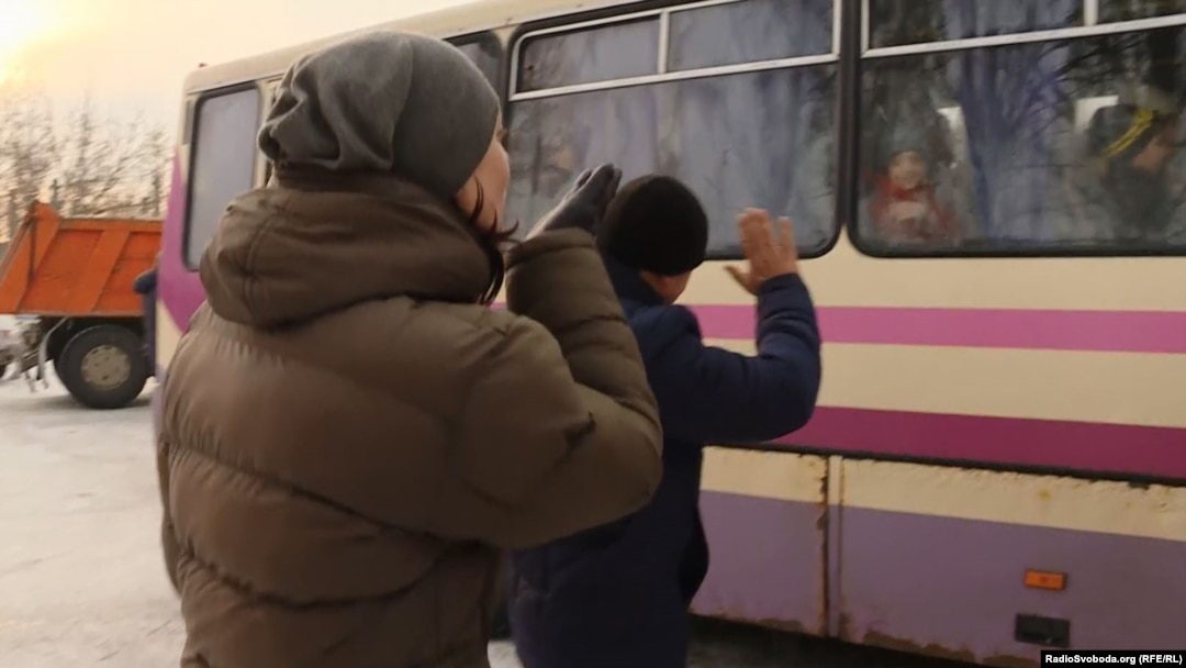 Батьки проводжають дітей під час евакуації з Авдіївки