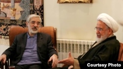 مهدی کروبی (راست) و میر حسین موسوی در هفته اخیر بار دیگر با یکدیگر دیدار و در باره مسائل پیش روی جنبش سبز گفت و گو کردند.