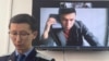 Qaznews24 авторы Темірлан Еңсебек (экранда) және прокурор Дидар Қабаев. Алматы, 9 сәуір, 2025 жыл. 