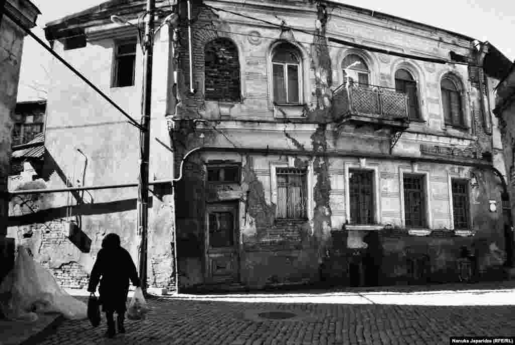 Нанука Джапаридзе говорит, что пыталась уловить хоть один счастливый момент в старой части Тбилиси. "Но эта фотография выглядит меланхолично. Солнечной погоды было недостаточно, чтобы создать радость, которую я помню на улицах Тбилиси. Сегодня на улицах немного людей, все они выглядят грустными. Во времена моего детства всё было наоборот: на улицах было много людей, а на их лицах – счастье".