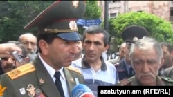 Վոլոդյա Ավետիսյանը և նրա մարտական ընկերները Ազատության հրապարակում, մայիս, 2013թ․