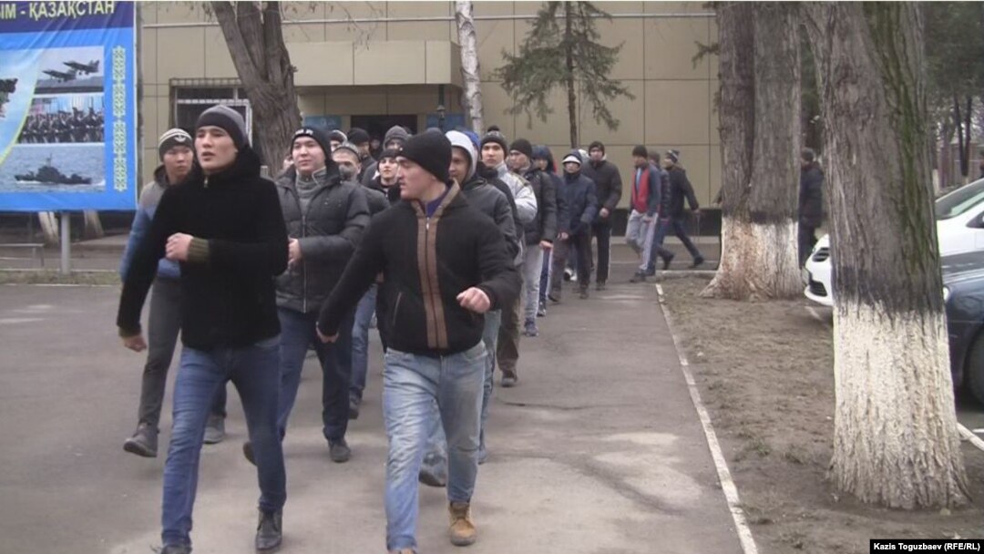 Призывников в Национальную гвардию выводят на плац, чтобы они попрощались с родственниками. Алматы, 9 декабря 2015 года. 