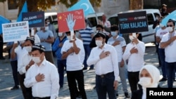 Etniki uýgurlar Hytaýyň Sinjiangdaky syýasatyna garşy protest çäresini geçirýärler. Stambul, Türkiýe, 2020-nji ýylyň 1-nji oktýabry.