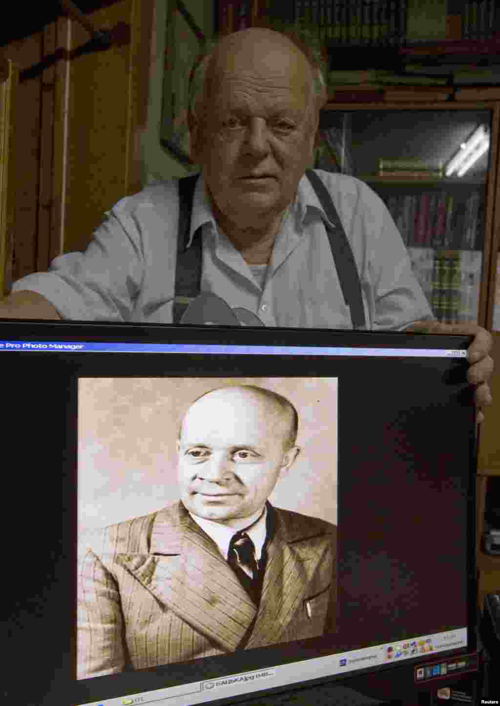Станіслав Шушкевич, перший керівник незалежної Білорусі, показує портрет свого батька Станіслава. Шушкевича-старшого арештовували двічі, в 1936 і 1948 роках, але він зумів вижити у таборах і повернувся додому