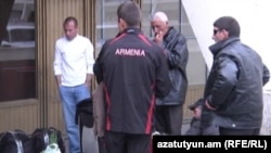 Армянские трудовые мигранты покидают Армению (архив)