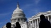 Ljudi šetaju ispred zgrade američkog Capitola u Washingtonu, 9. juna 2022.