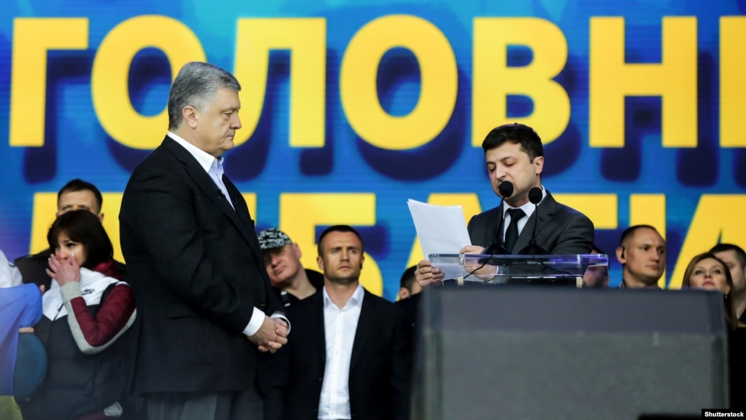 Кандидати на посаду президента України Петро Порошенко і Володимир Зеленський (праворуч) під час дебатів на НСК «Олімпійський». Київ, 19 квітня 2019 року