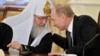 резидент Росії Володимир Путін (праворуч) і Московський патріарх Кирило (Володимир Гундяєв). Архівна світлина