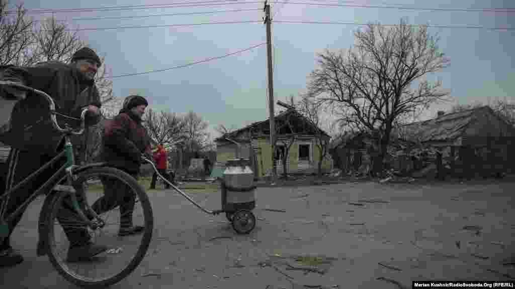 Вулиця Авдіївки після недільного обстрілу «Градами», 27 березня 2017 року ПЕРЕГЛЯНЬТЕ ФОТОГАЛЕРЕЮ