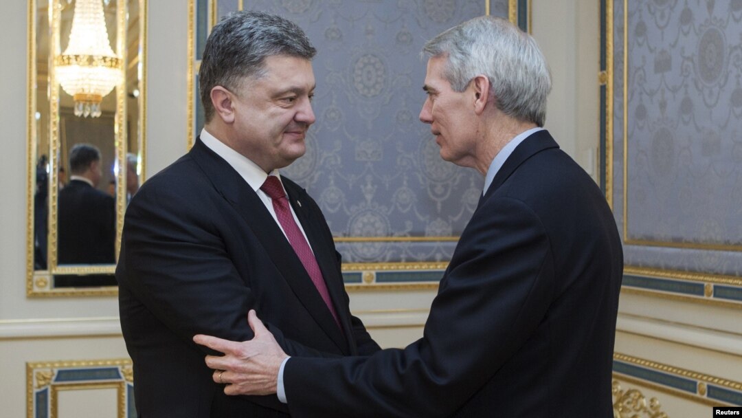 Роб Портман (л) і президент України Петро Порошенко (п), Київ, 9 квітня 2015 року
