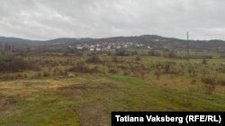 В далечината – Каялоба, родното село на бебето Тюркян. Фотографът се намира на мястото на сблъсъка със силите на МВР и армията. Широката поляна между двете села дава представа за разстоянието, което хората от Каялоба са извървели, за да протестират.