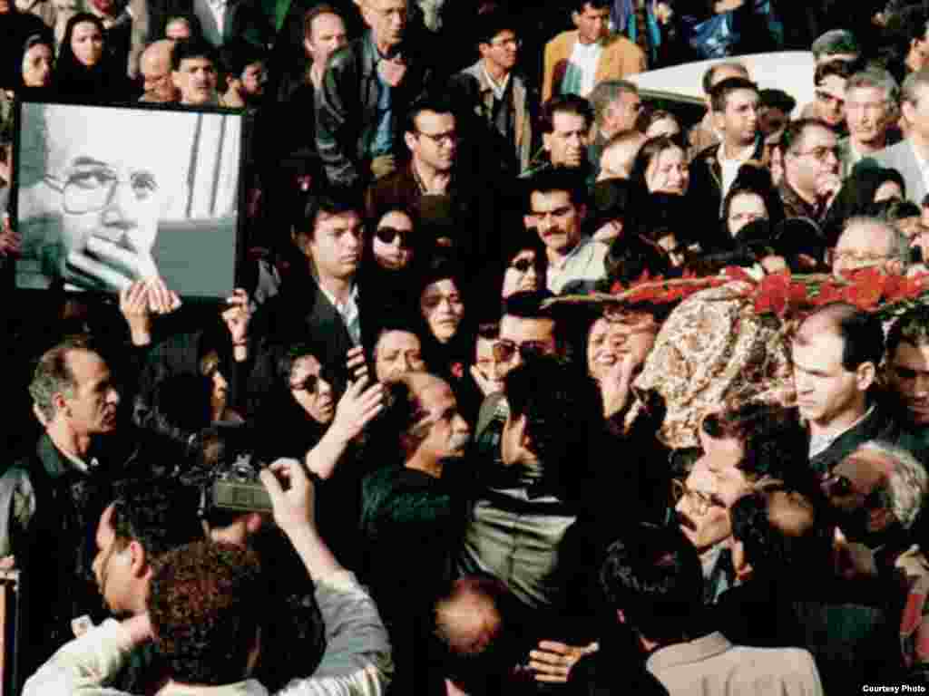 گوشههایی از مراسم خاکسپاری محمد مختاری - با وجود گذشت ۱۱ سال از قتل محمد مختاری و محمدجعفر پوینده، به دست افرادی که عوامل خودسر وزارت اطلاعات جمهوری اسلامی خوانده شدند، همچنان خواست خانوادههای این دو نویسنده دگر اندیش شناسایی آمران و مسببان اصلی این قتلهاست.