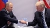 Президент США Дональд Трамп тисне руку російському президенту Володмиру Путіну під час їхньої першої зустрічі в липні 2017 року під час саміту «Групи двадцяти» у Гамбурзі