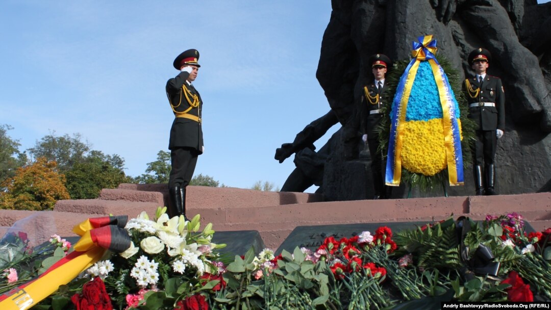 Ілюстративне фото. Квіти біли пам'ятника жертвам розстрілів у Бабиному Яру. Київ, Україна, жовтень 2011 року