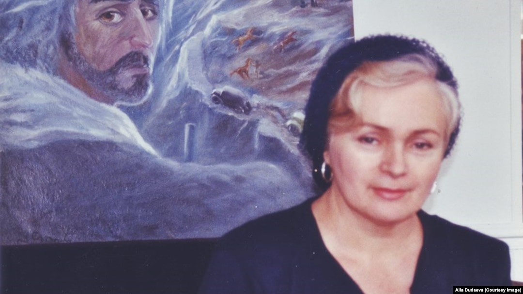 Алла Дудаєва на тлі своєї картини «Абрек. Виселення в Казахстан»