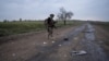 Ілюстраційне фото. Український військовий поруч із уламками російського дрона-камікадзе на Донеччині, травень 2025 року