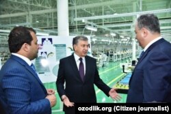 Президент Шавкат Мирзияев приехал в текстильный комбинат «Зарбдор текстиль» с местными и республиканскими чиновниками, 30 марта 2018 года.