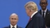Президент США Дональд Трамп (праворуч) дивиться на очільника Росії Володимира Путіна, 30 листопада 2018 року