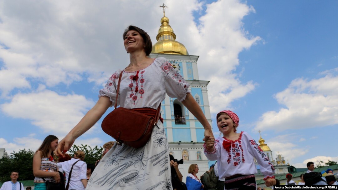 Ілюстраційне фото. За оцінками соціологів, стосунки з рідними та друзями впливають на щастя українців сильніше, ніж економічний успіх