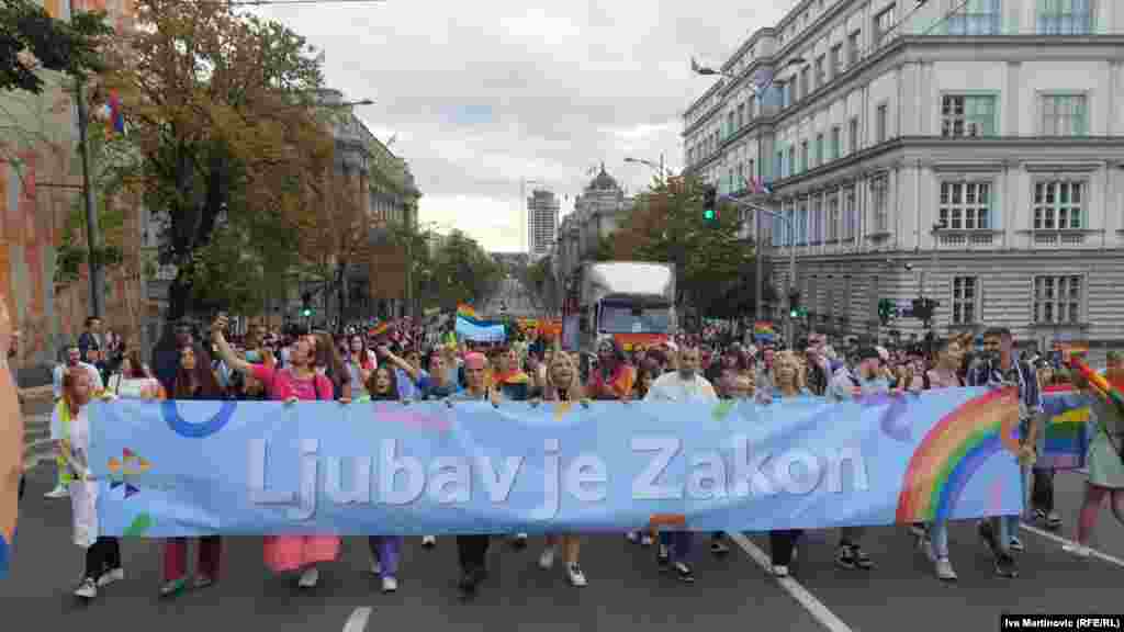 Beograd je izabran 2019. godine u konkurenciji koju su činili Barselona, Lisabon i Dablin. "Europrajd" je najveći međunarodni prajd u Evropi koji se održava od 1992. godine. Foto: Učesnici Prajda u šetnji centralnim ulicama Beograda, 18.septembra 2021. godine 