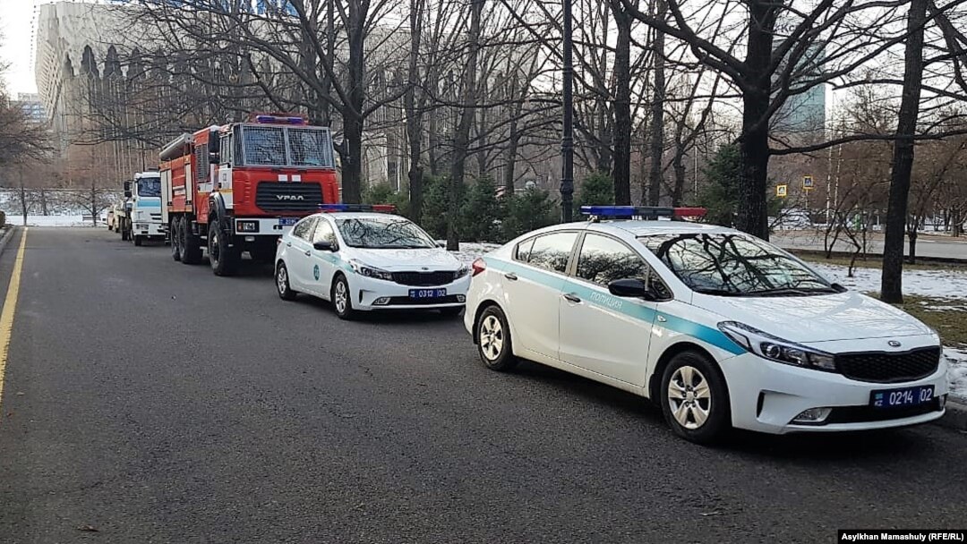 Автомобили полиции недалеко от площади Республики в Алматы. 16 декабря 2018 года.