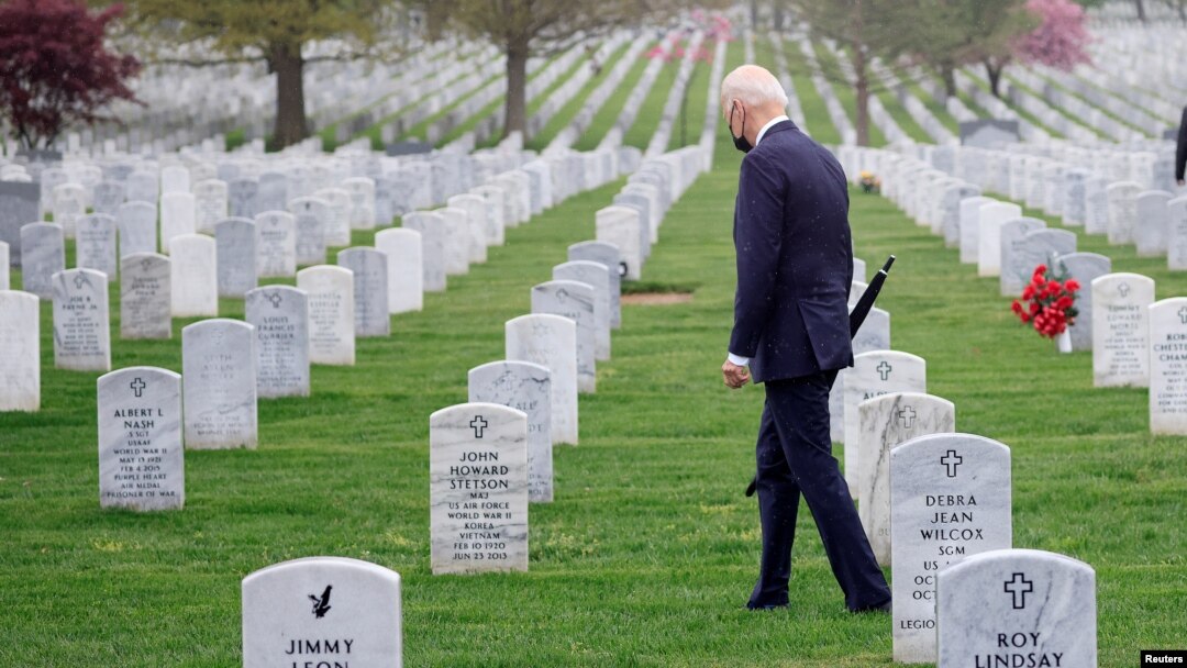  Președintele american Joe Biden printre mormintele din Cimitirul Național Arlington din Arlington / Virginia - 14 aprilie 2021 