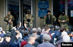 Сторонники федерализации возле здания городской администрации Славянска