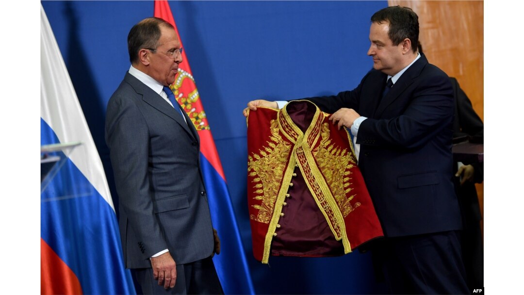 Міністр закордонних справ Сербії Івіца Дачич дарує Сергію Лаврову сербський національний костюм. Грудень 2016 року