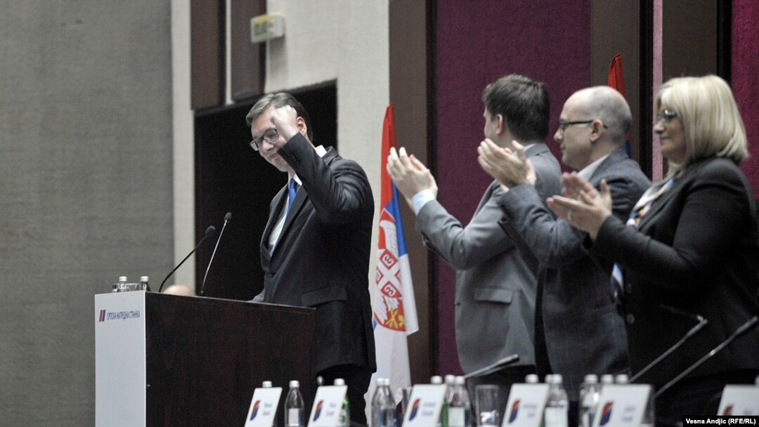 Čestitke predsedniku Srpske napredne stranke Aleksandru Vučiću nakon što je prihvatio kandidaturu za predsednika Srbije, sa sednice Glavnog odbora SNS-a u Beogradu