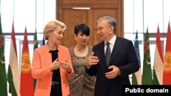 Европа Комиссияси президенти Урсула фон дер Ляйен президент Шавкат Мирзиёев билан. Самарқанд, 3 апрель, 2025 йил. 