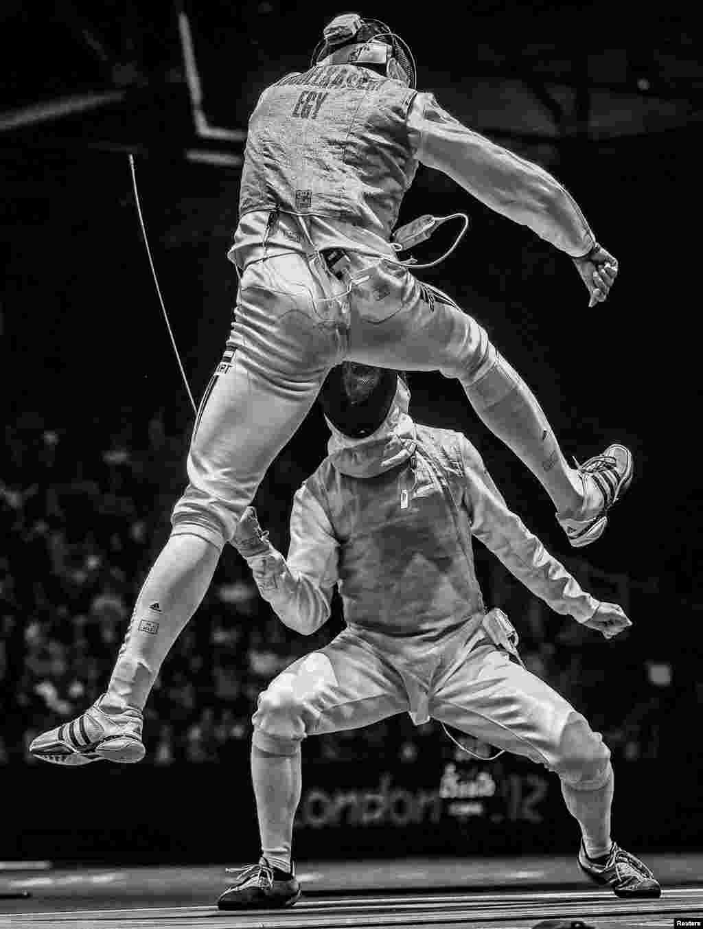 2-е место в категории «Спорт. Спортивные мероприятия. Серия фотографий». Соревнование по фехтованию на Олимпийских играх в Лондоне. Египтянин Алаэльдин Абуэлькассем и немец Петер Йопих сражаются на рапирах. (Sergei Ilnitsky/Russia/European Pressphoto Agency)