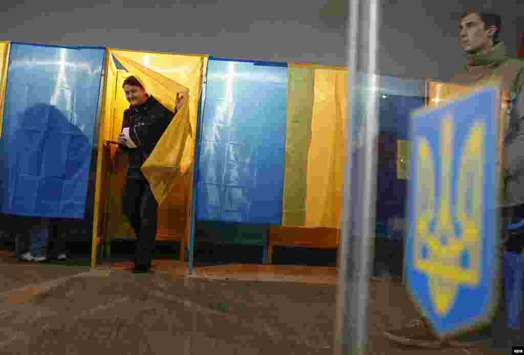 Голосування під час другого туру місцевих виборів на одній з виборчих дільниць у Києві, 15 листопада 2015 року