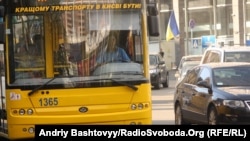У столиці, через ремонт на «синій» гілці метро, курсуватиме наземний транспорт, який дублюватиме маршрути закритих станцій