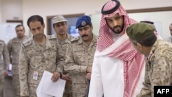 محمد بن سلمان بن عبدالعزیز، وزیر دفاع سعودی در حال گفت‌وگو با نظامیان سعودی