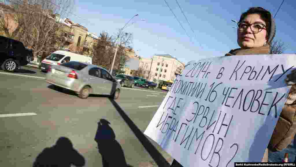 «Сьогодні ми вибрали формат поодинокого пікету, який зараз використовують кримські активісти. Він свідчить про те, що якщо навіть одна людина виходить, то їх чують сотні й тисячі людей. Звісно ж, ми робимо це біля посольства Росії, оскільки ця структура несе відповідальність за всі порушення, що відбуваються в Криму», – розповіла про акцію координатор громадської організації «КримSOS» Таміла Ташева