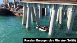 Спасатели на месте падения автобуса в море, Краснодарский край России, 25 августа 2017