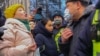 Журналист Болот Темиров жана төкмө акын Болот Назаровдун бошотулушун талап кылган акциянын катышуучулары.