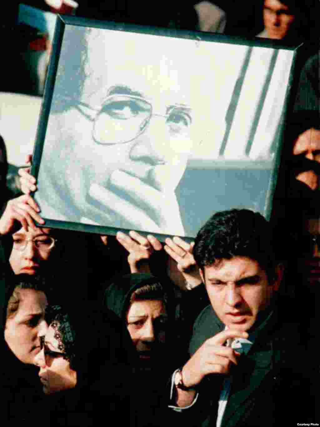 گوشههایی از مراسم خاکسپاری محمد مختاری - با وجود گذشت ۱۱ سال از قتل محمد مختاری و محمدجعفر پوینده، به دست افرادی که عوامل خودسر وزارت اطلاعات جمهوری اسلامی خوانده شدند، همچنان خواست خانوادههای این دو نویسنده دگر اندیش شناسایی آمران و مسببان اصلی این قتلهاست.
