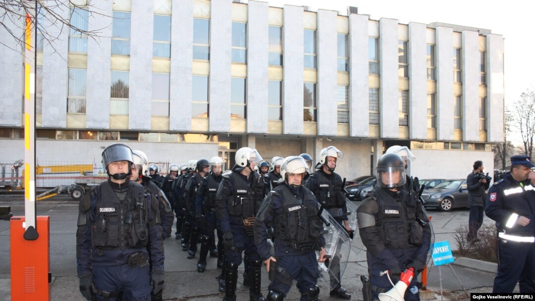 Policija ispred Narodne skupštine RS, 28. 12. 2015.
