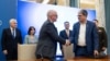 Michael Miller, directorul Agenției pentru cooperare în domeniul apărării al SUA (DSCA) și Ministrul Finanțelor Marcel Boloș, la ceremonia de semnare a împrumutului prin programul de Finanțare Militară Externă (FMF) 